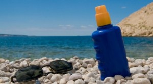 Bloqueadores solares contaminan el mar