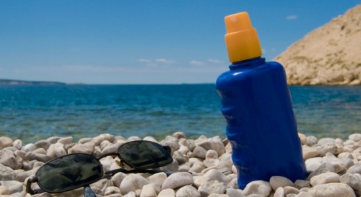 Bloqueadores solares contaminan el mar