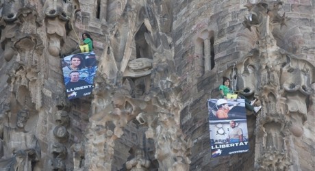 Greenpeace se cuelga de la Sagrada Familia en protesta