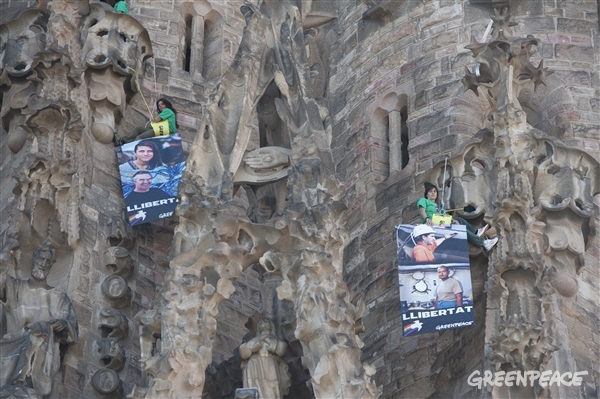 Greenpeace se cuelga de la Sagrada Familia en protesta