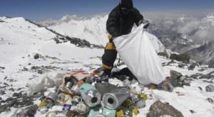 Alpinistas deberán bajar 8 kilos de basura desde el Everest