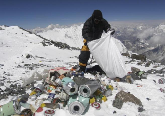 Alpinistas deberán bajar 8 kilos de basura desde el Everest