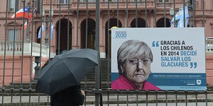 El cartel de Greenpeace que esperaba a Bachelet.