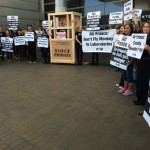 Protesta en Aeropuerto de Los Angeles. 