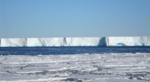 Hielos árticos disminuyen, mientras aumentan los antárticos