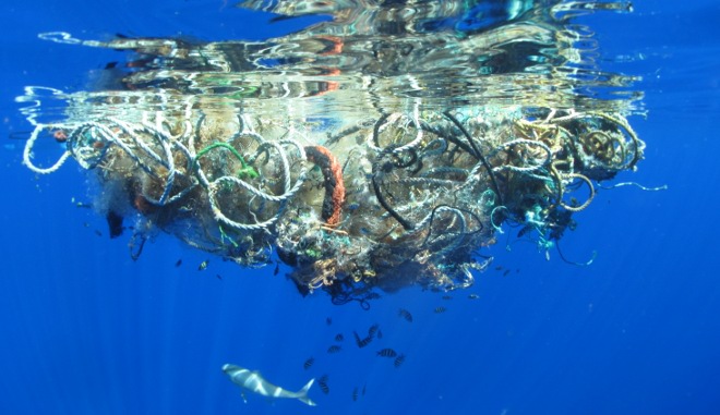 268 mil toneladas pesan los plásticos que flotan en el océano