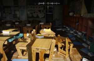 Una escuela abandonada hace 4 años en la zona de exclusión en Okuma, donde ninguno de sus habitantes puede volver a sus casas. El gobierno reconoce casi 70 mil desplazados. Ecologistas hablan de 120 mil.