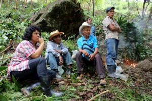 Berta Cáceres, hondureña y miembro de una comunidad indígena, también defendió un río sagrado para los suyos, pero de la construcción de una enorme represa. Aún recibe amenazas de muerte.  