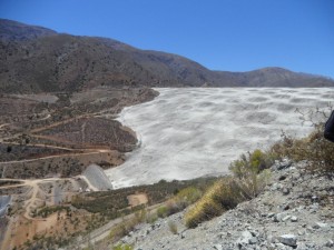 La Corte Suprema ordenó recientemente demoler el tranque de relaves El Mauro por contaminar aguas subterráneas. Por desgracia, no es el único cuestionado...