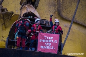 Activistas de Greenpeace abordan un buque de Shell camino al Ártico y un juez federal otorga por ello una 'zona de seguridad' a la petrolera, que obliga a los manifestantes a mantenerse alejados...